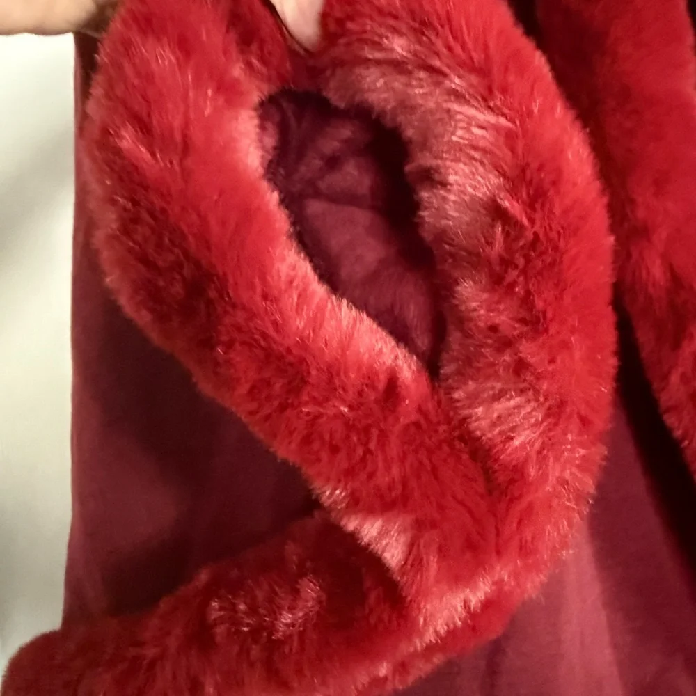 MARIGOLD KISS LUXURIOUS STUNNING OVERSIZED RED BURGUNDY FAUX FUR CAPE